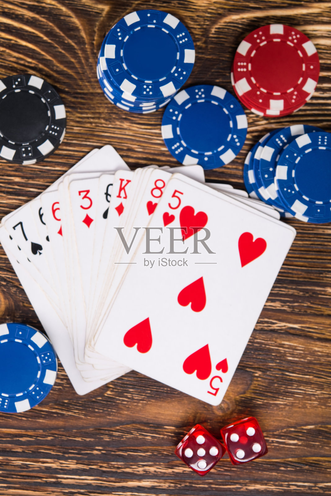 在木板上玩扑克真是个好主意照片摄影图片