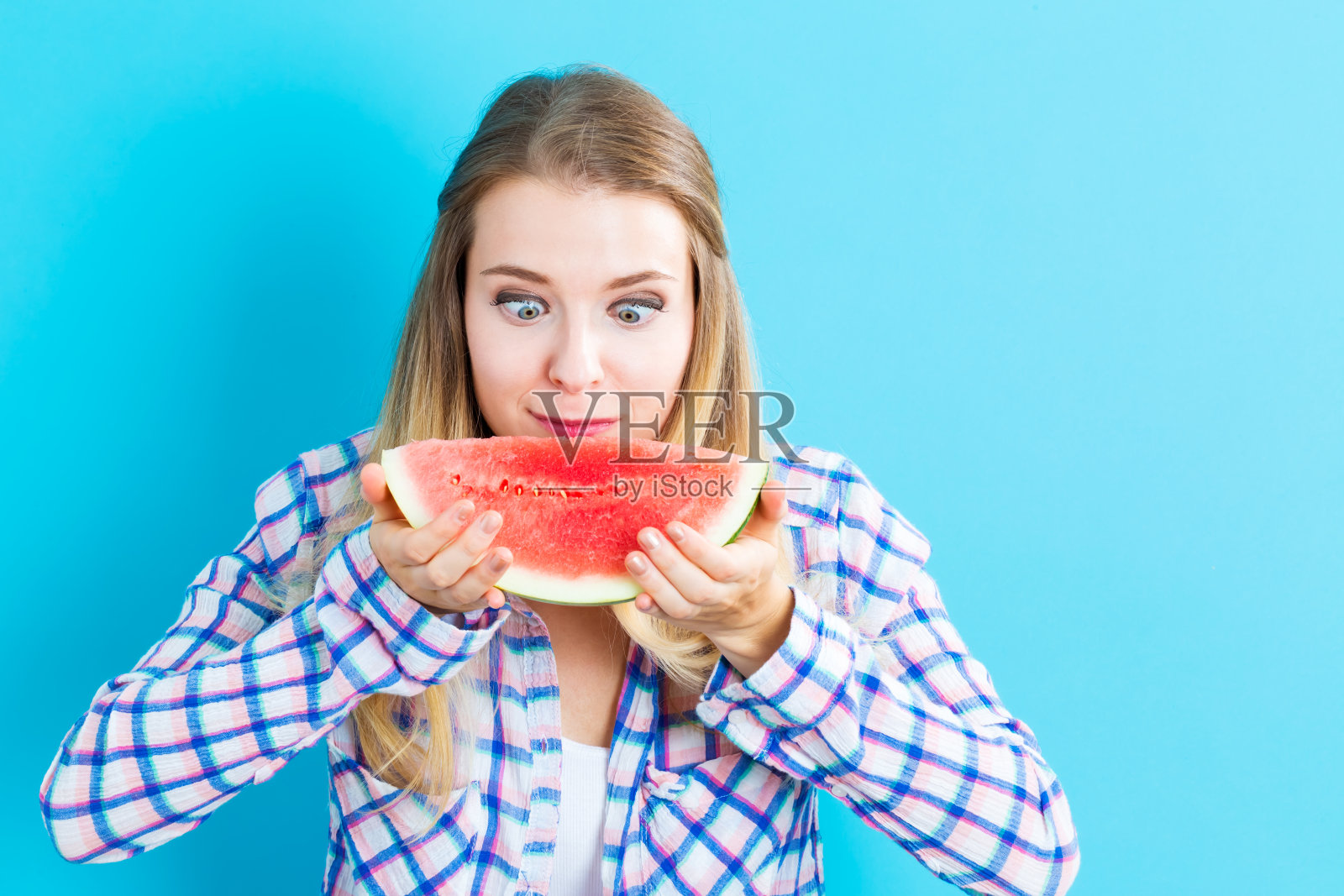快乐的年轻女子拿着西瓜照片摄影图片