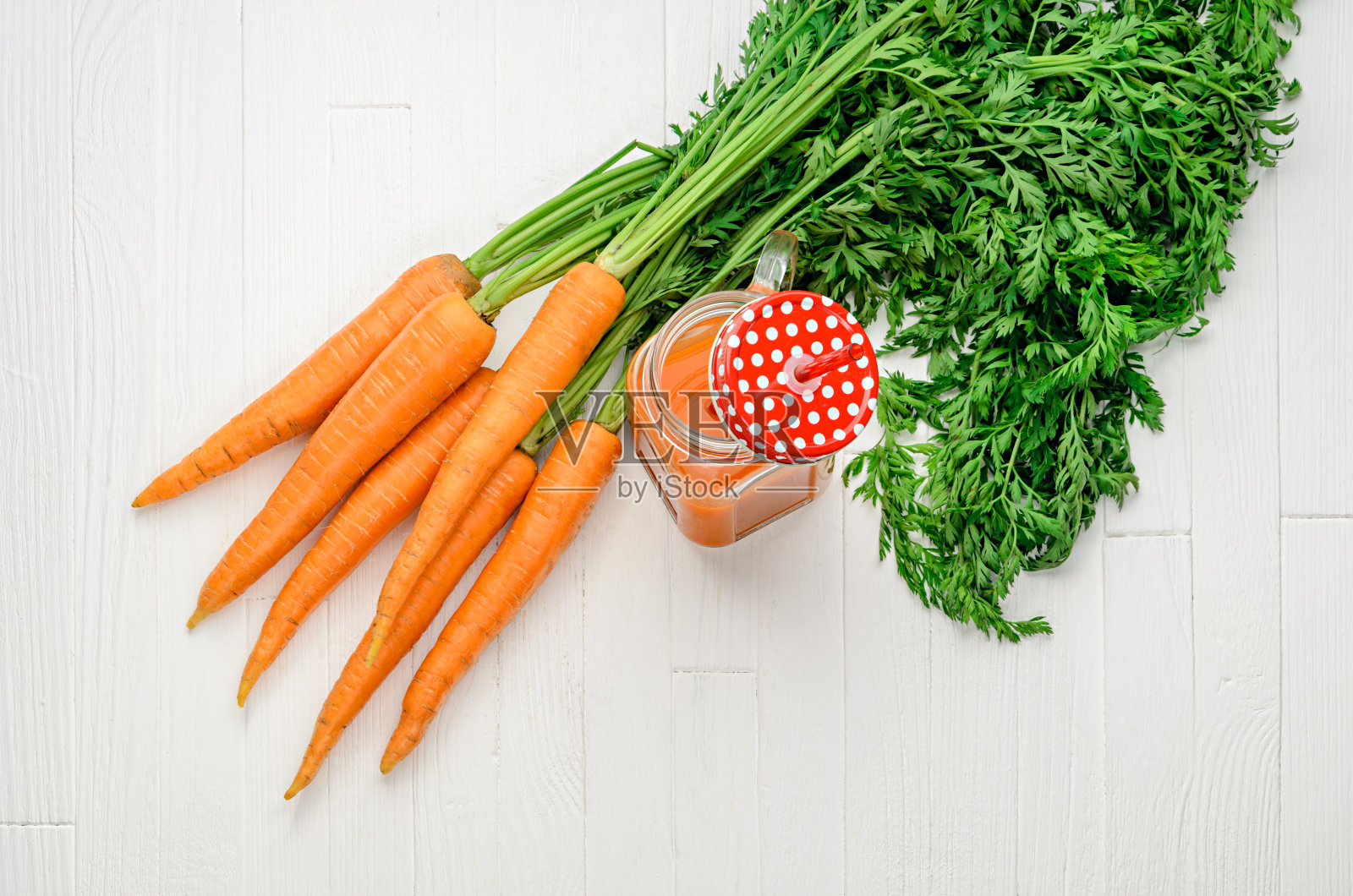 胡萝卜奶昔在一个罐子和胡萝卜俯视图照片摄影图片