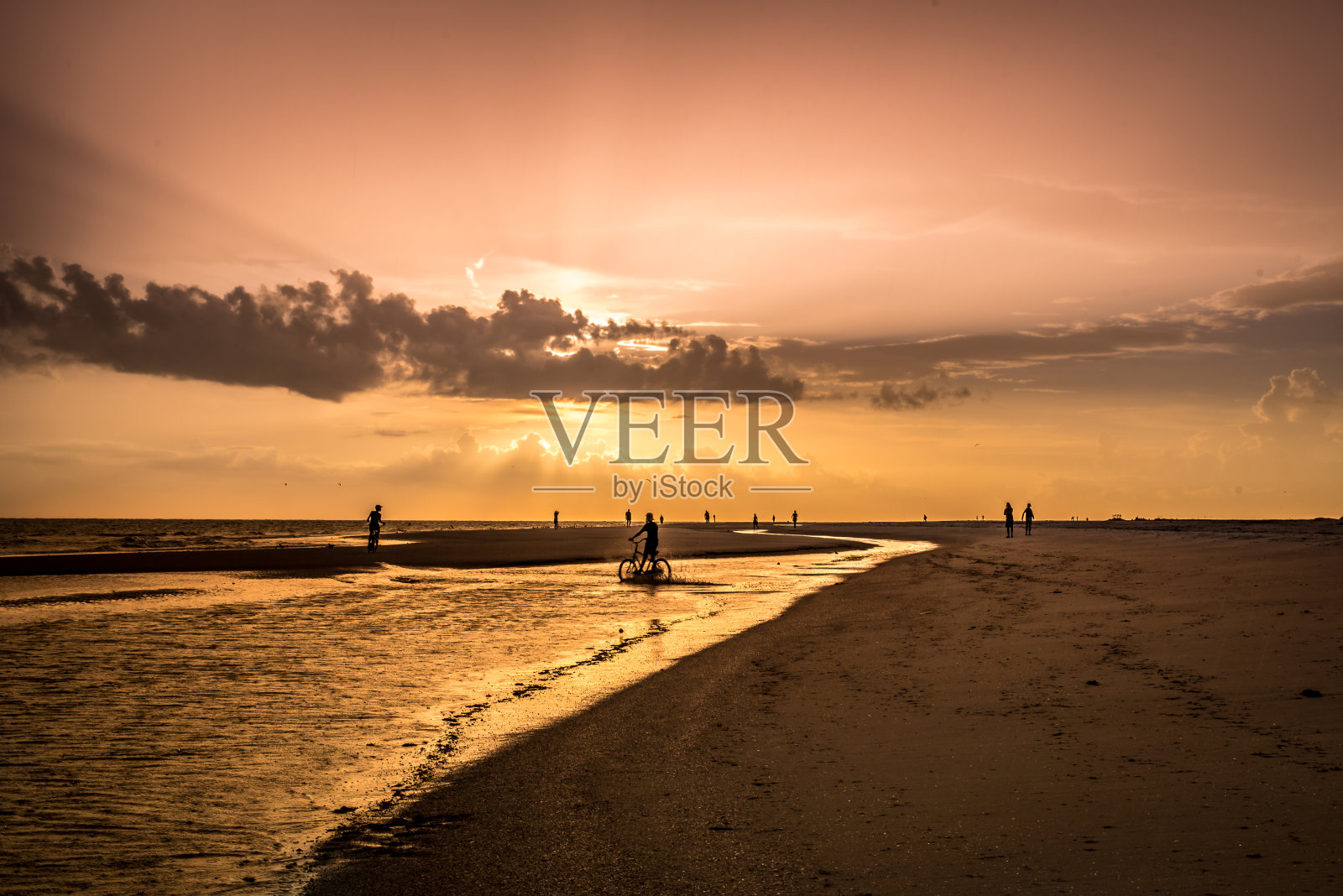 海滩上的日落景观照片摄影图片