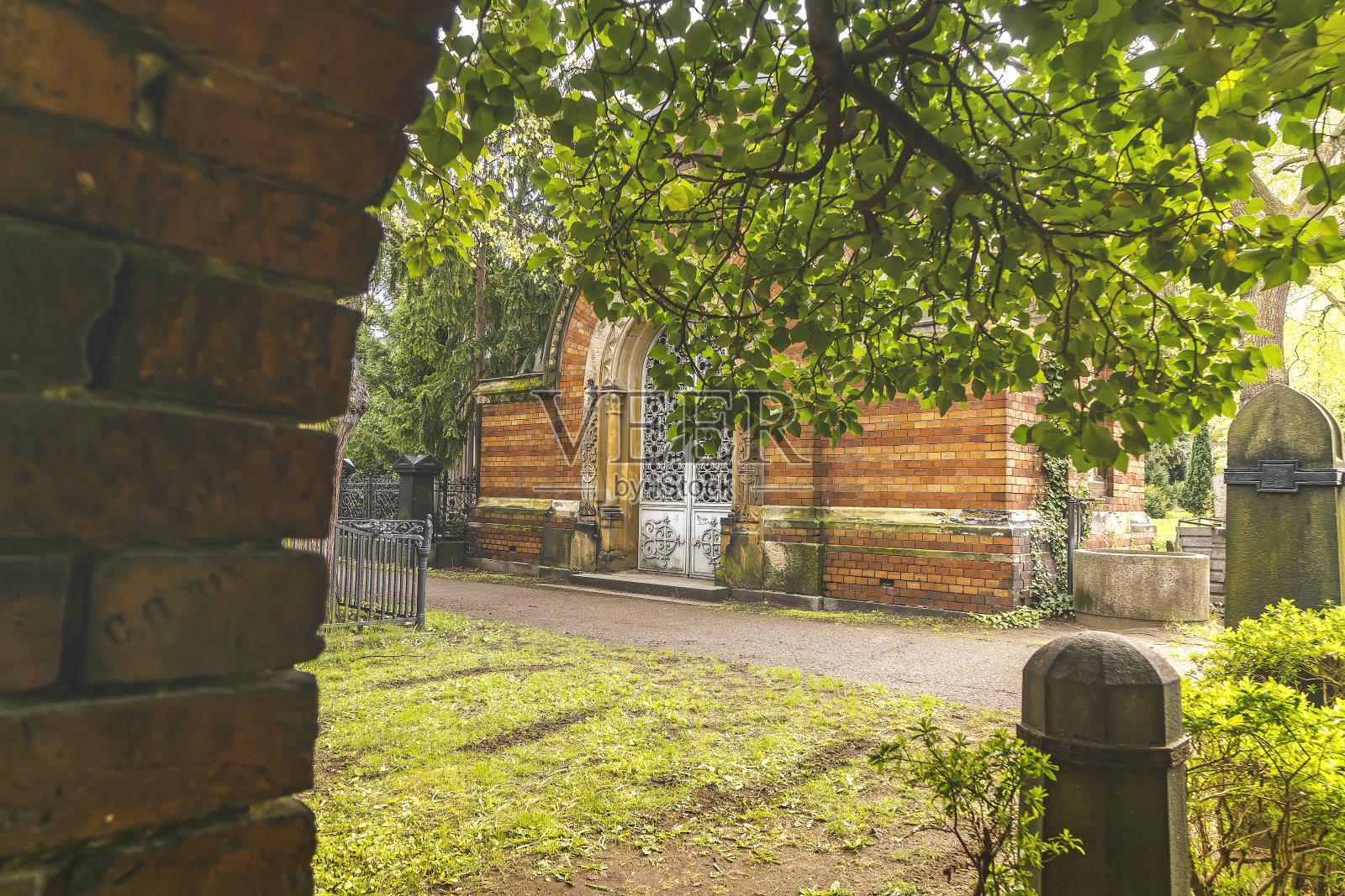透过一扇门，看到一个坟墓照片摄影图片