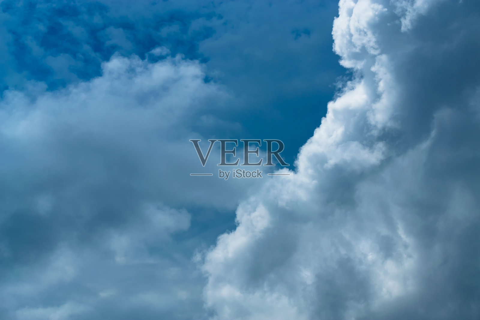 云在风中飘动的天空是一小群云。照片摄影图片