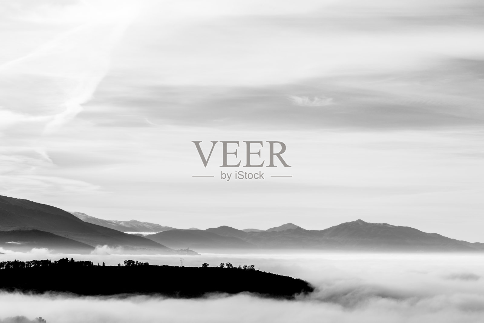 雾谷被雾海填满的山谷，有一些类似于海上悬崖的小山照片摄影图片