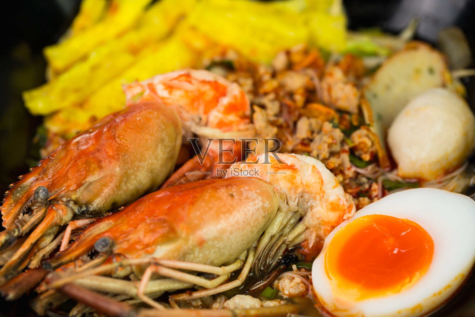 泰国食物，面条孤立在白色的背景。照片摄影图片