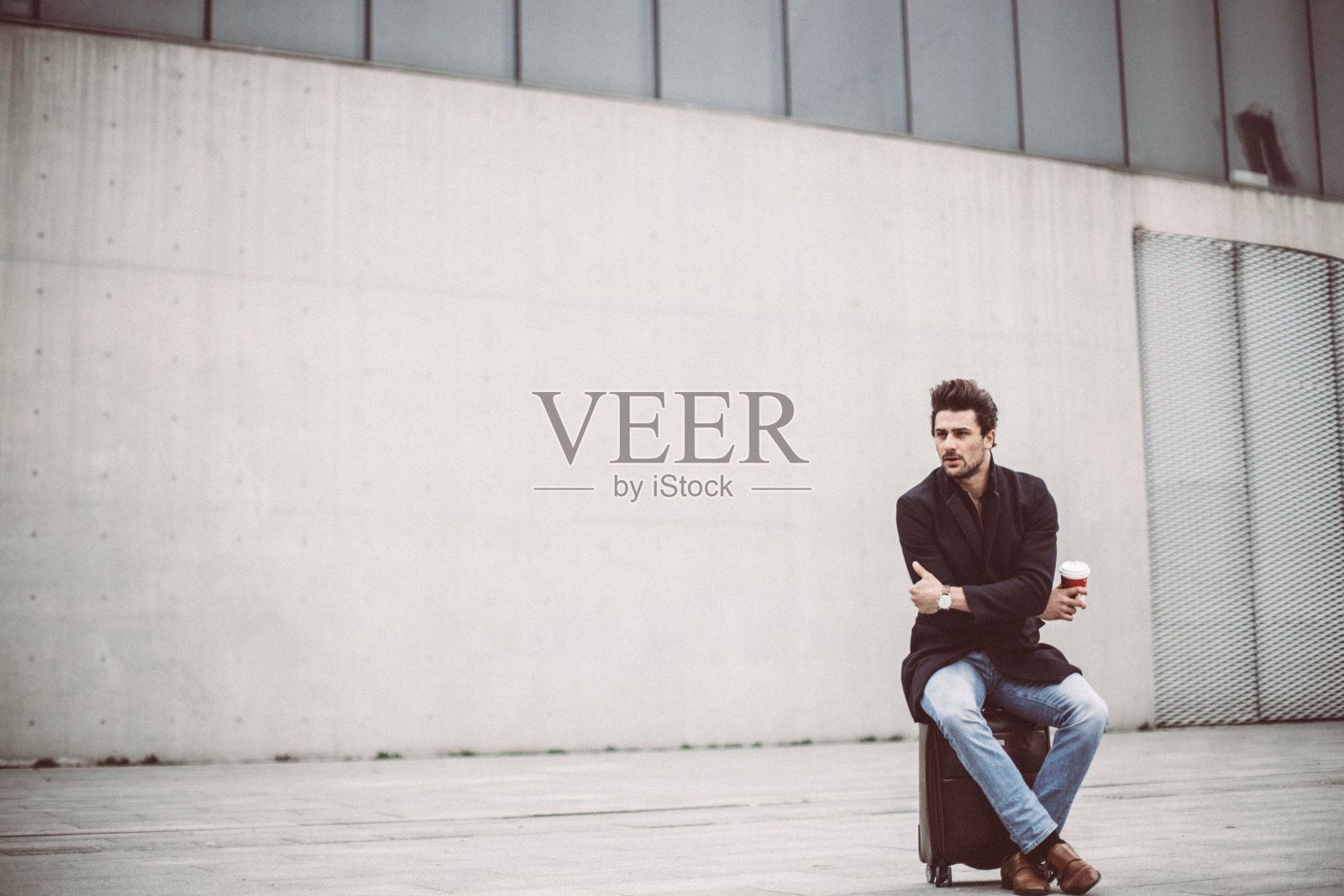 等待运输的人照片摄影图片