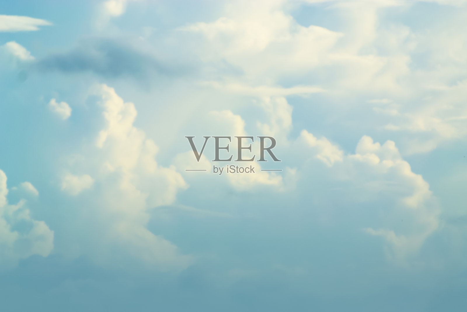 傍晚有光时，云被分成几层。照片摄影图片