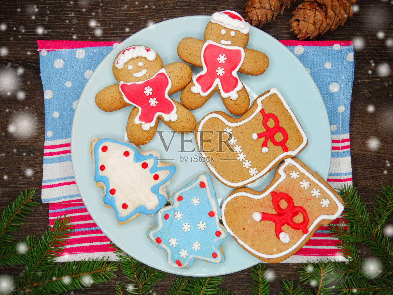 圣诞饼干、姜饼和木制背景装饰照片摄影图片