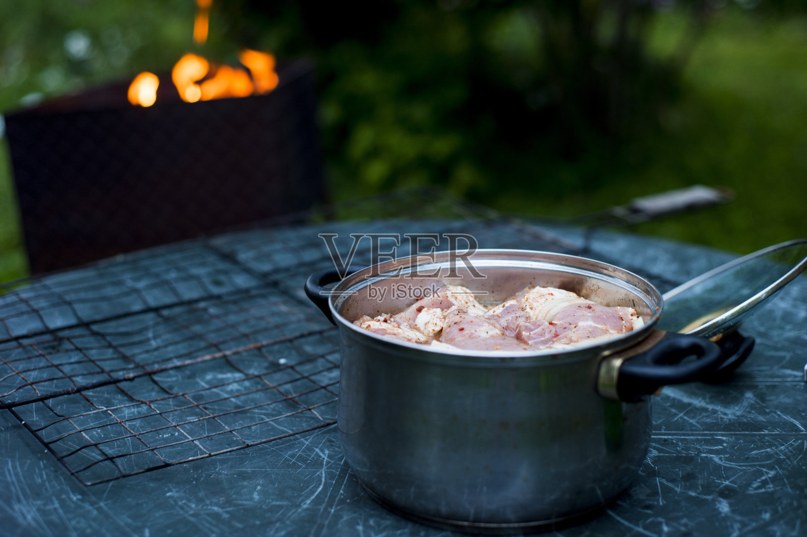 把猪肉串在炖锅里照片摄影图片