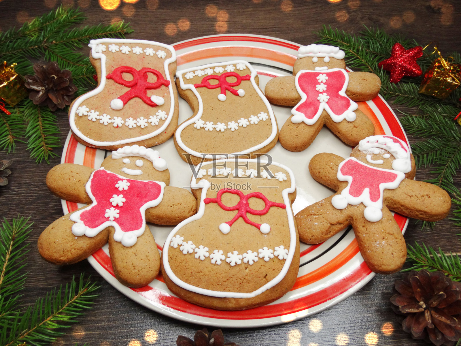 圣诞饼干、姜饼和木制背景装饰照片摄影图片