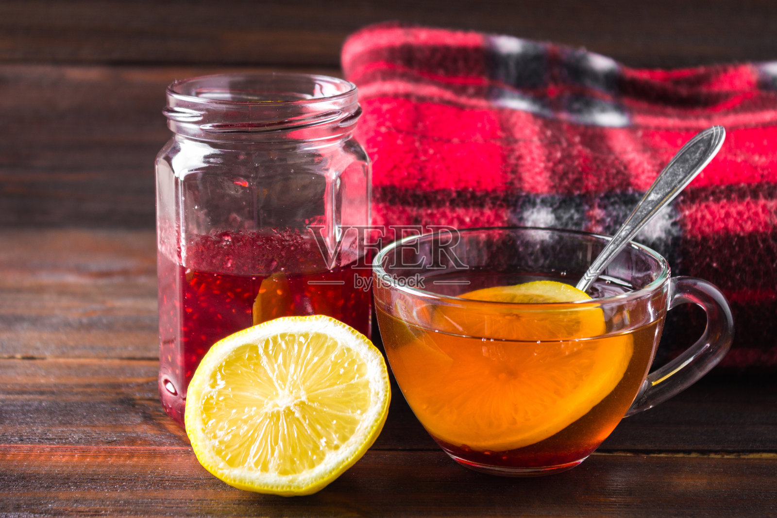 感冒药，药片，喷雾剂。偏方，柠檬，茶，覆盆子果酱。温度计,手帕。治疗疾病，流感照片摄影图片