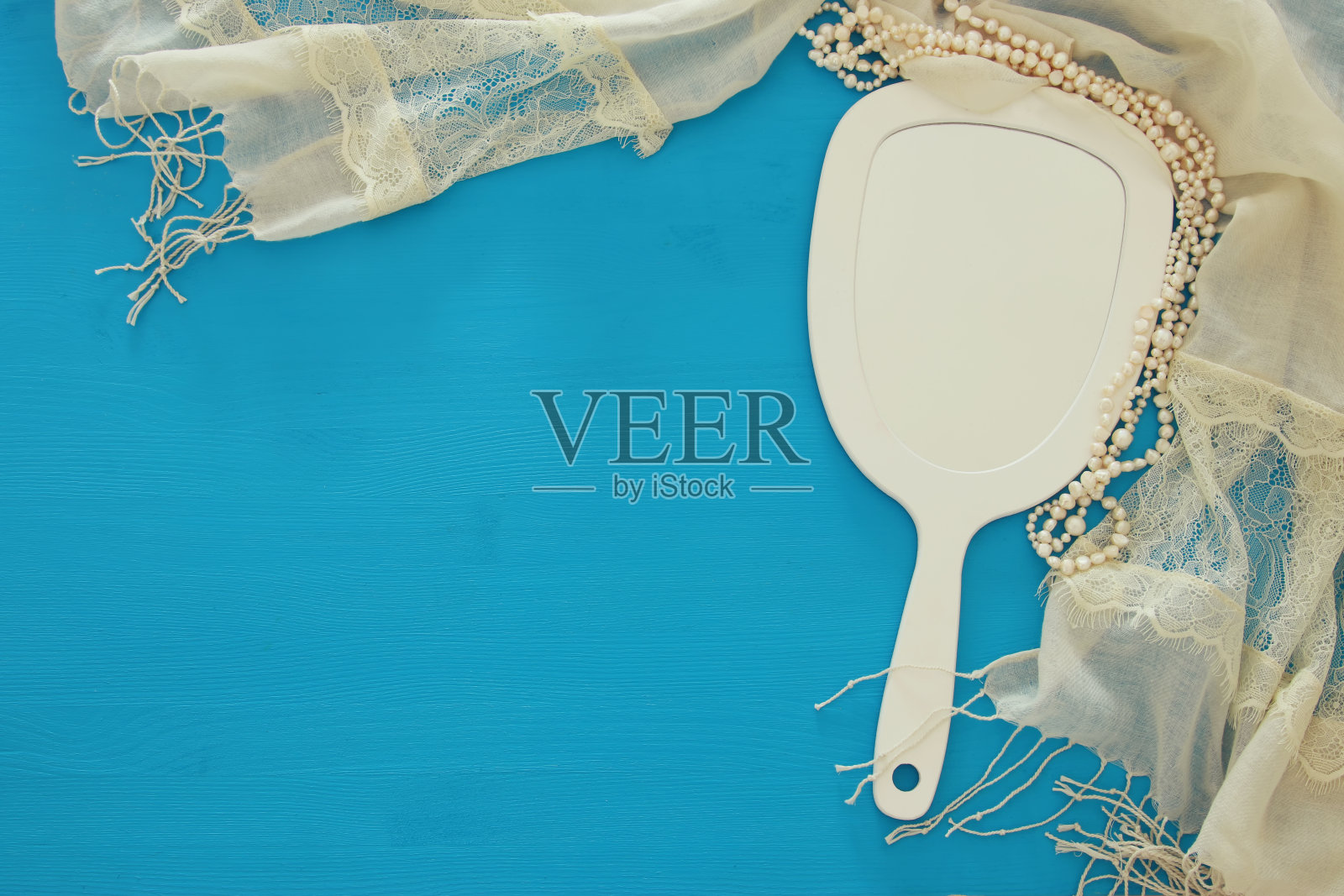 俯视图图像的复古手镜和精致的女性浪漫的围巾照片摄影图片