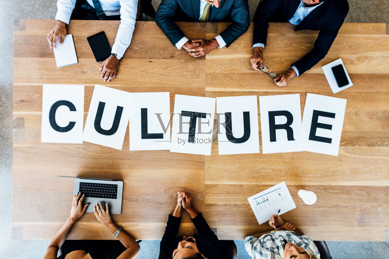 商务会议与文字文化在桌子上照片摄影图片