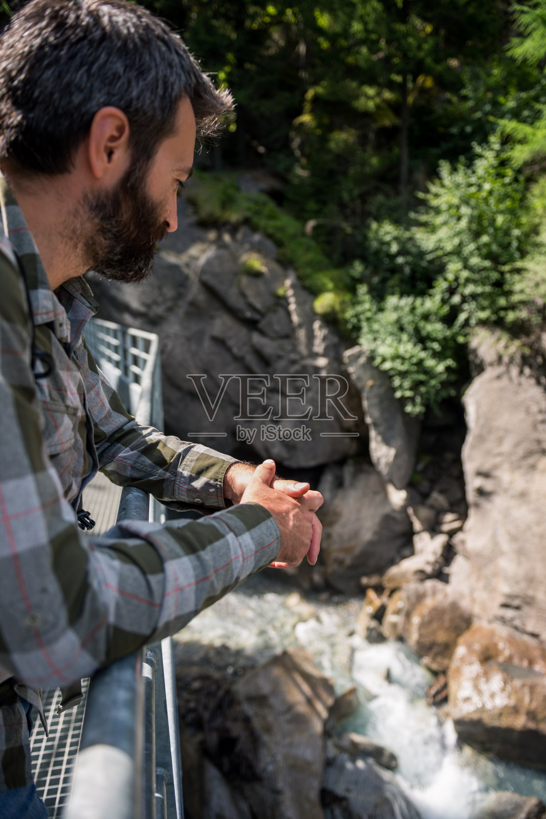 年轻活跃的成年男子在阳光明媚的夏日看着山河照片摄影图片