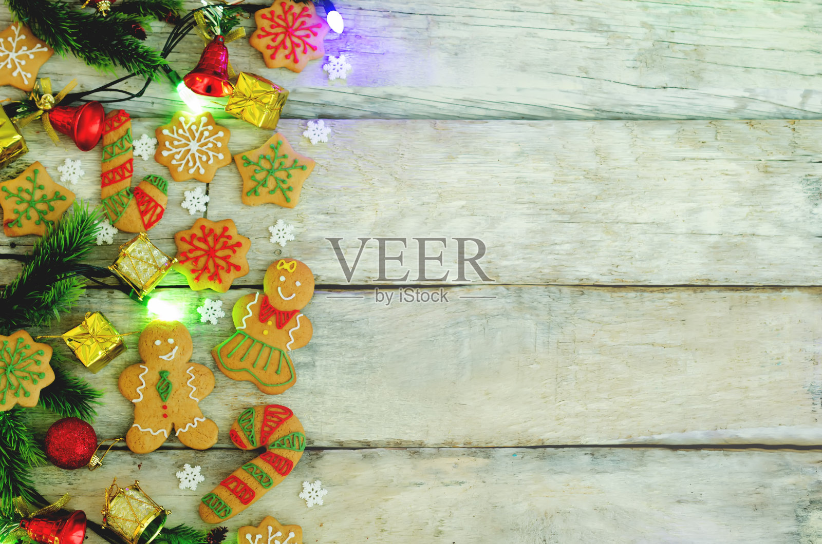 木头背景姜饼，圣诞树和圣诞灯照片摄影图片