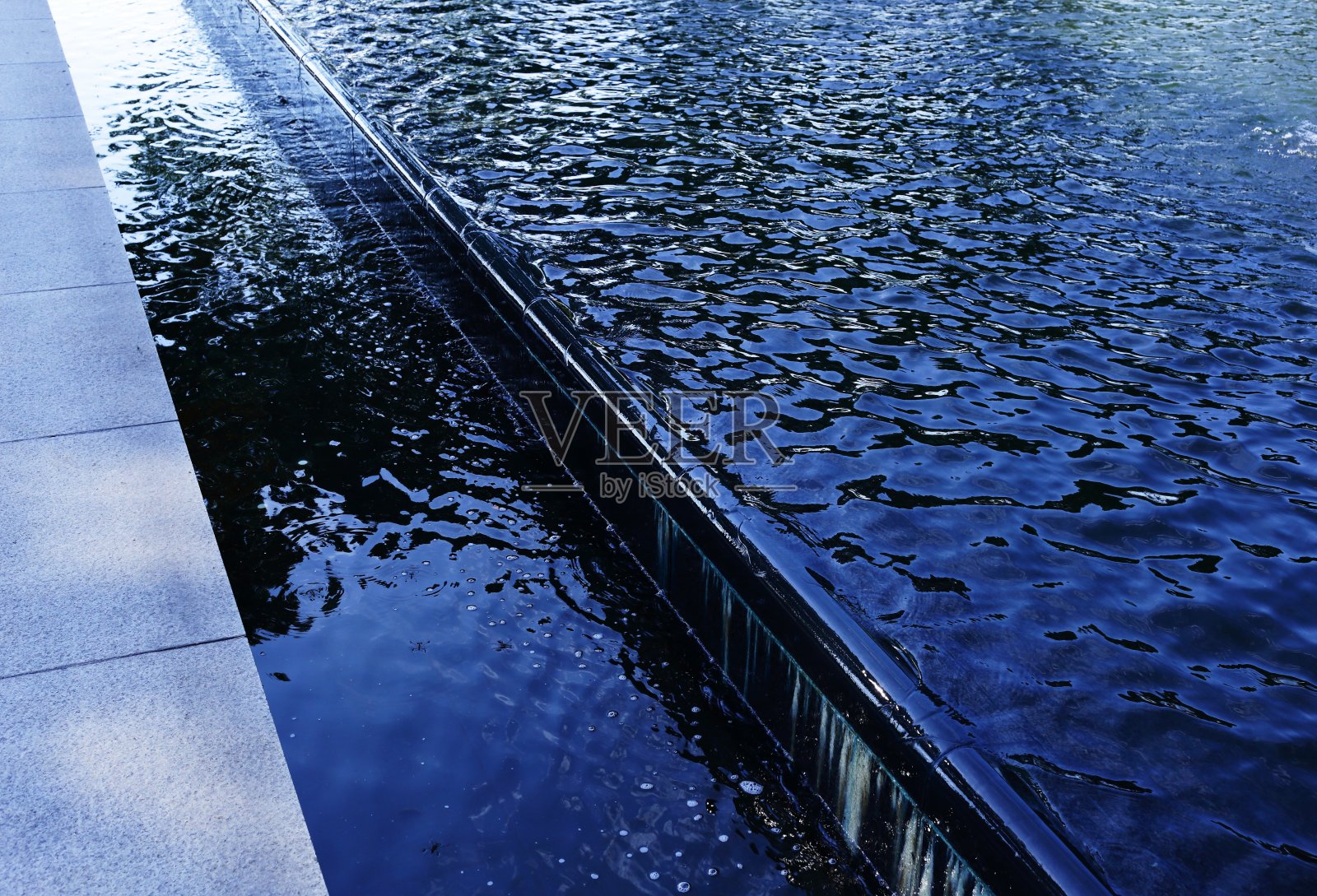 表面的水照片摄影图片