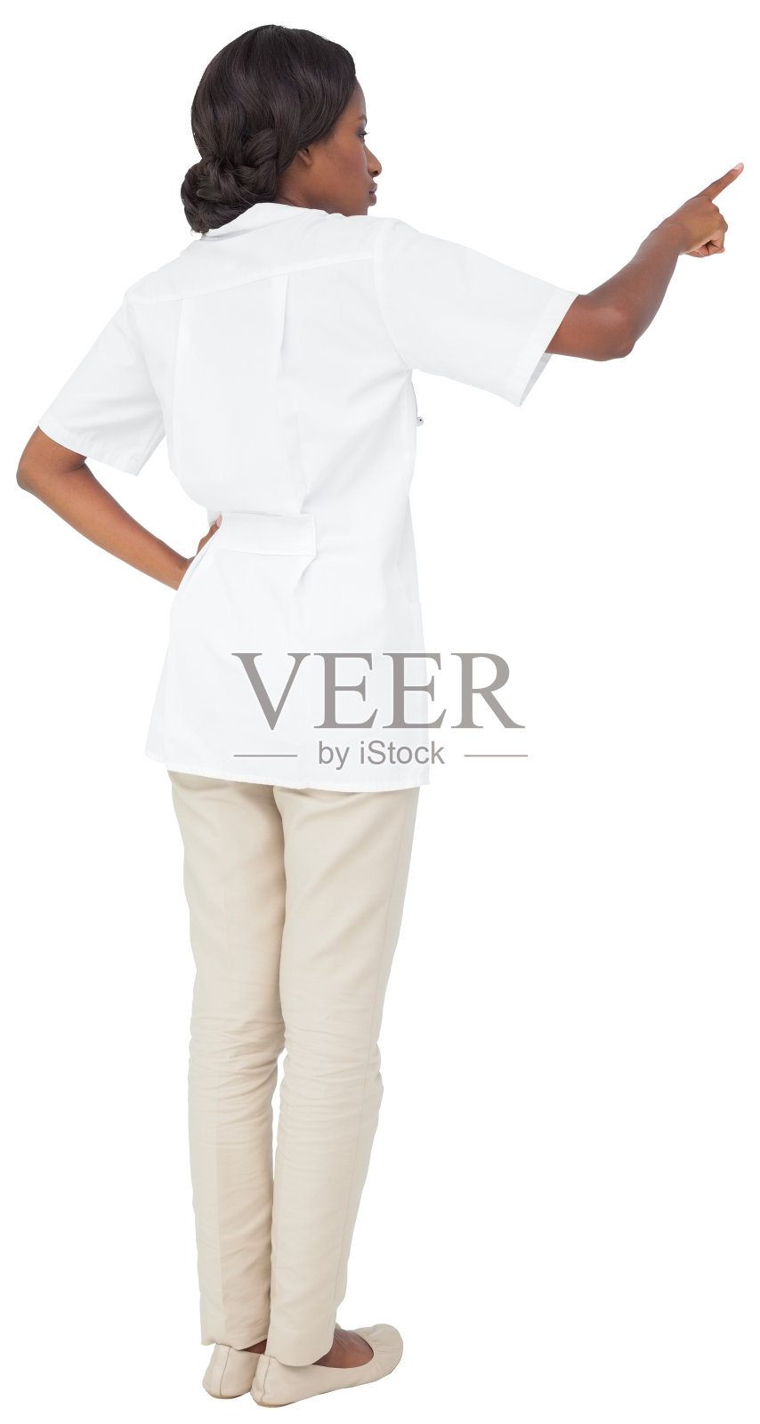 穿着束腰外衣的年轻护士指着照片摄影图片