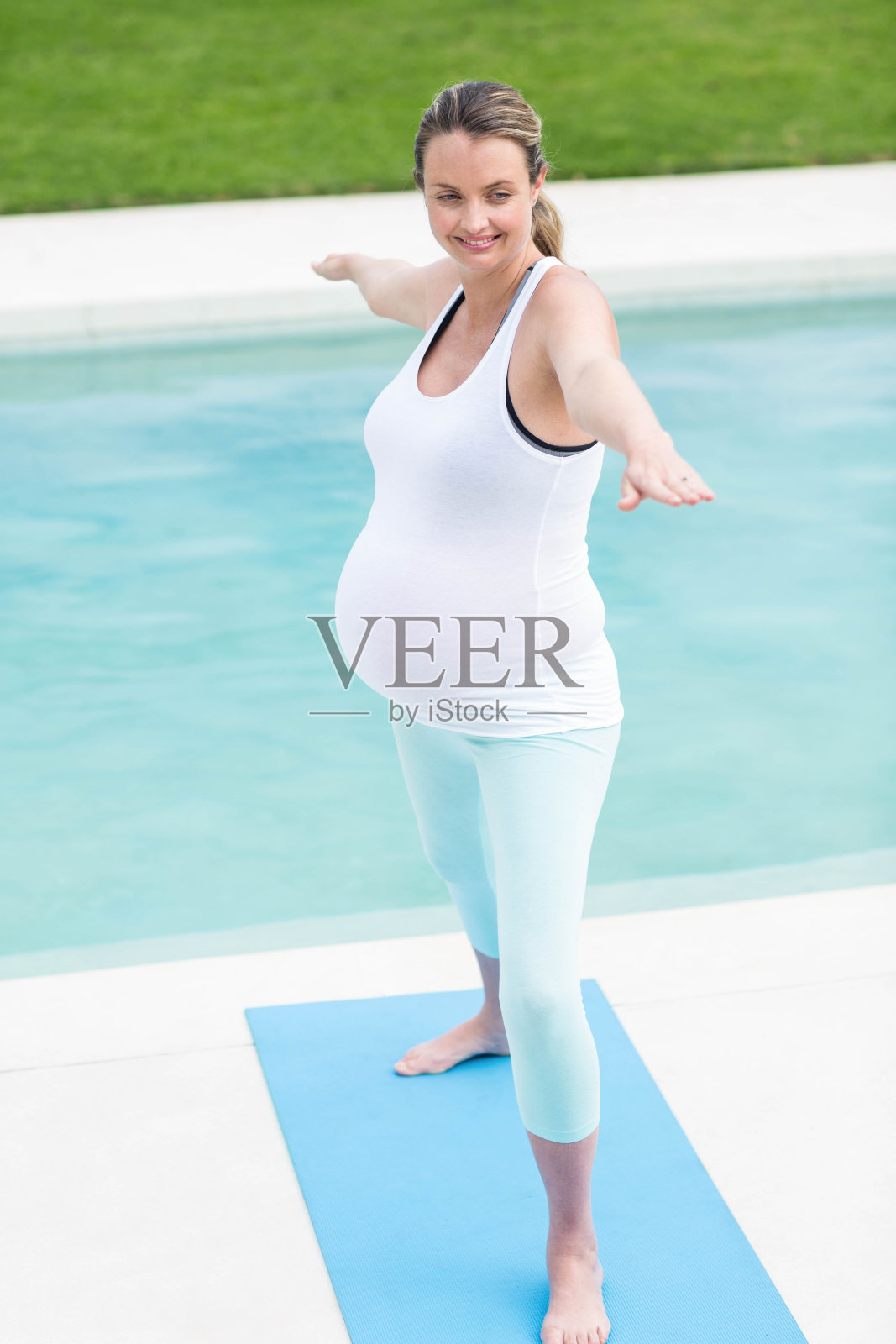 孕妇做瑜伽照片摄影图片