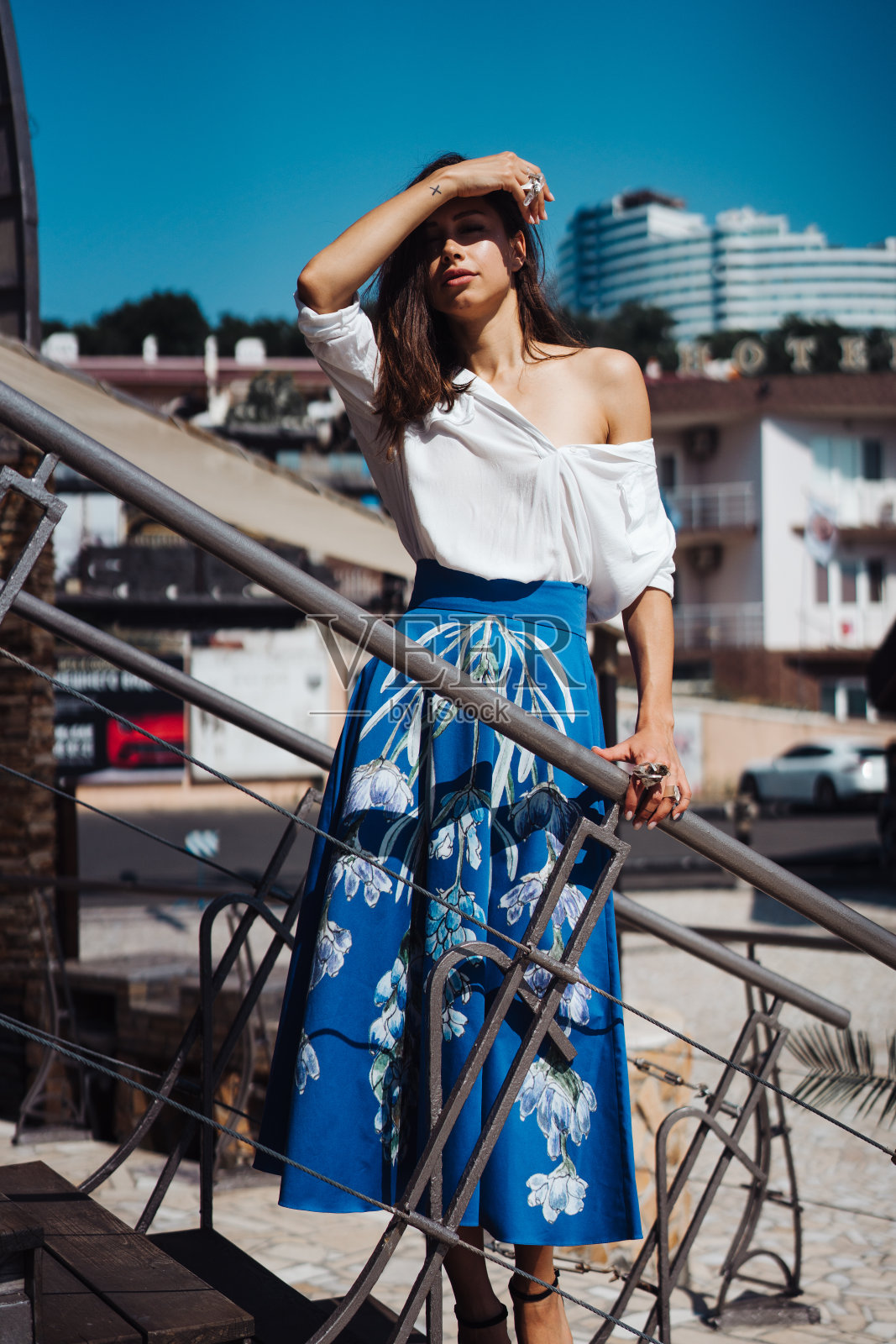 附近码头上有个年轻漂亮的女人照片摄影图片