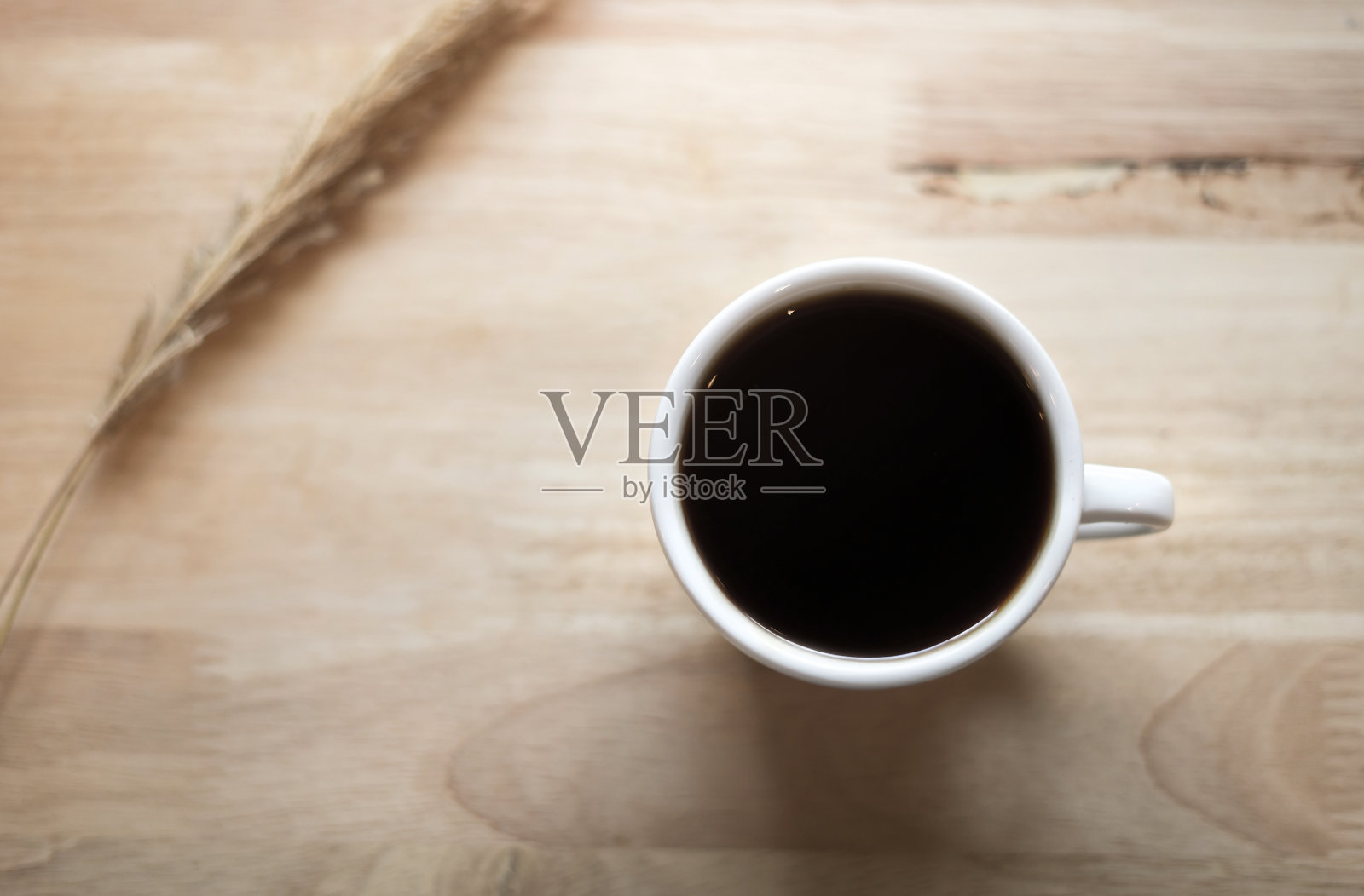 喝黑咖啡放松与模糊的背景照片摄影图片