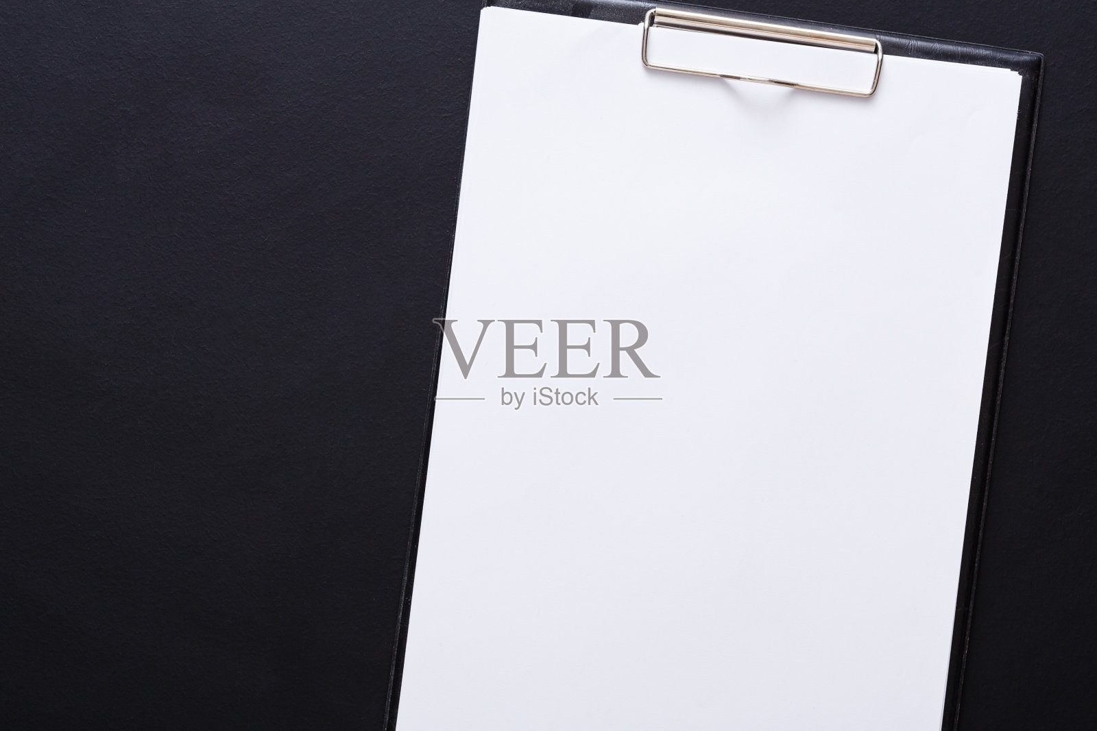 彩色笔记和笔记纸在黑板上，抄写空间照片摄影图片