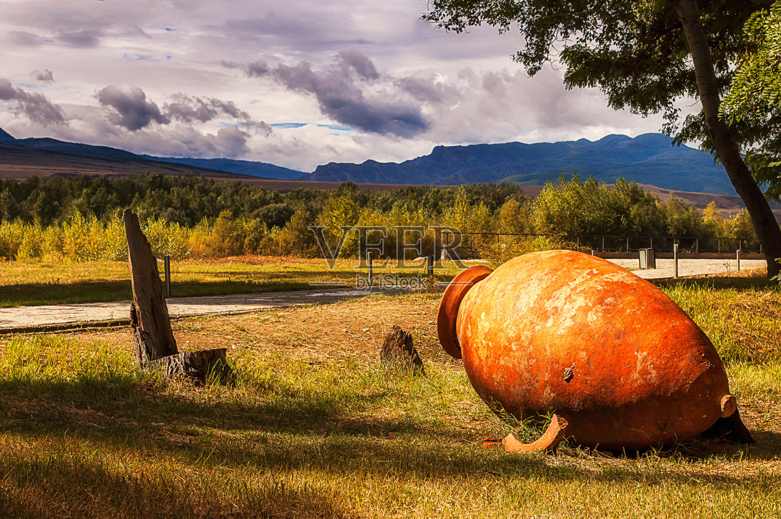 风景与陶瓷双耳罐葡萄酒在一个背景的山户外照片摄影图片