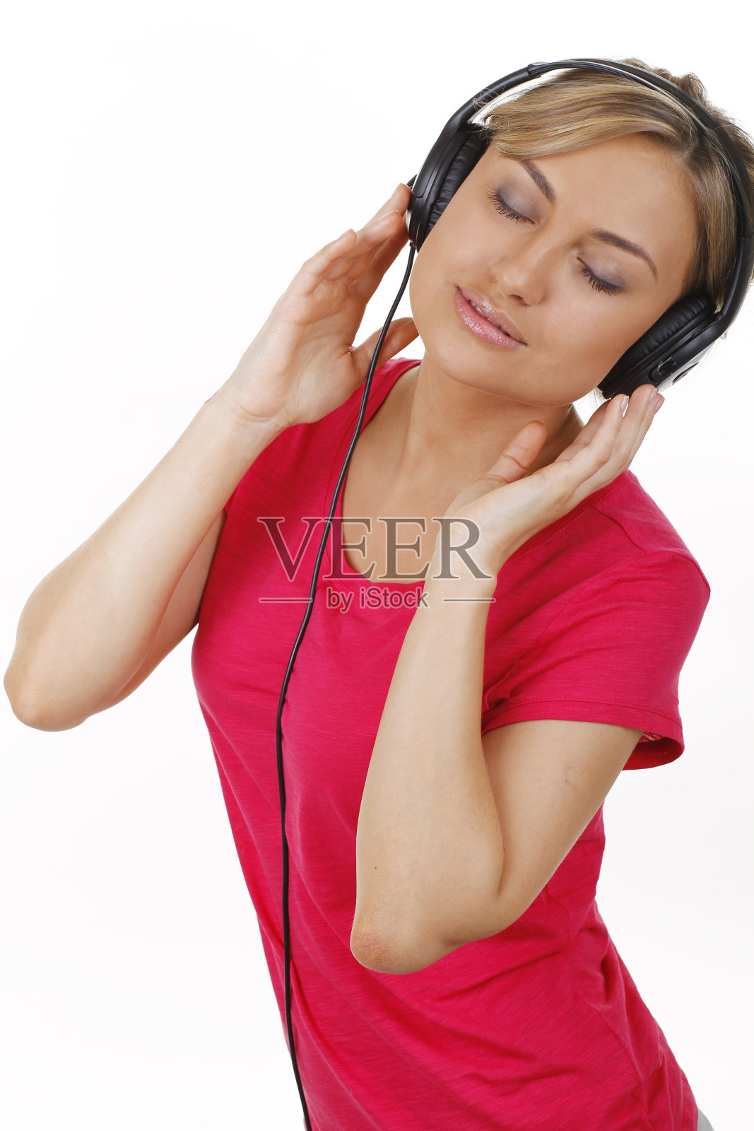 女人戴着耳机听音乐照片摄影图片