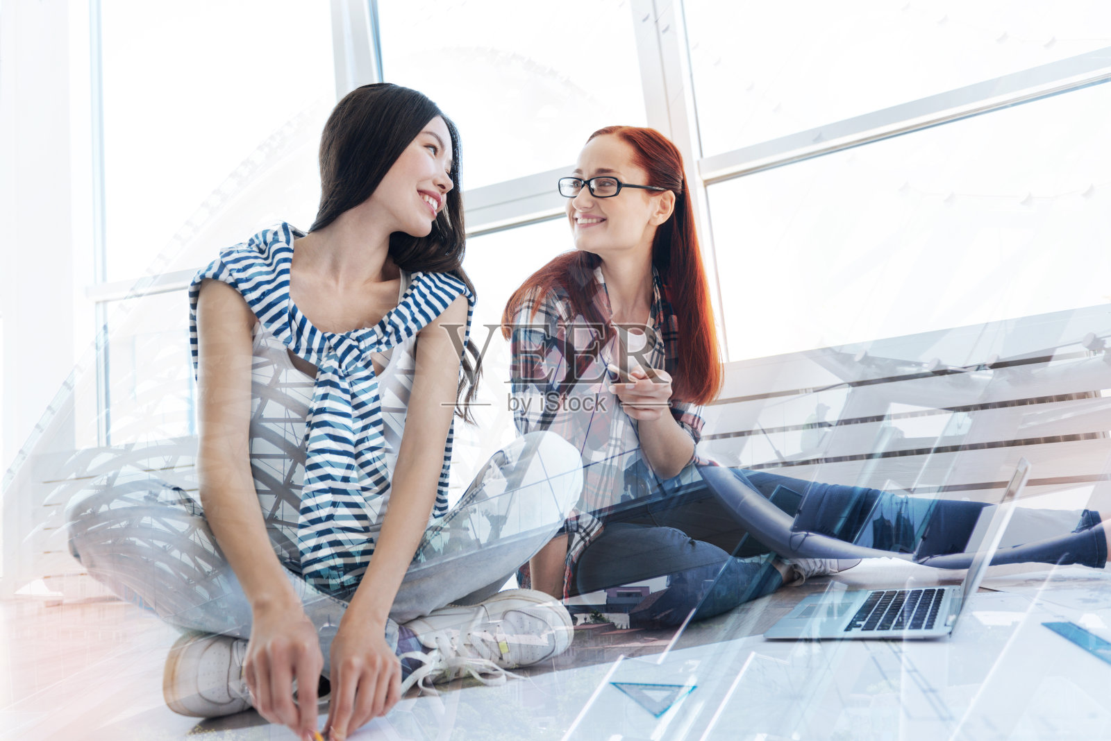 两个乐观的朋友看着对方照片摄影图片