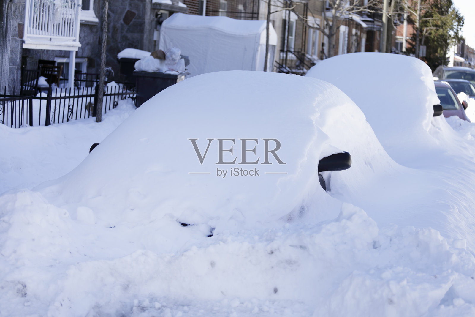 蒙特利尔的街道，汽车被雪覆盖照片摄影图片