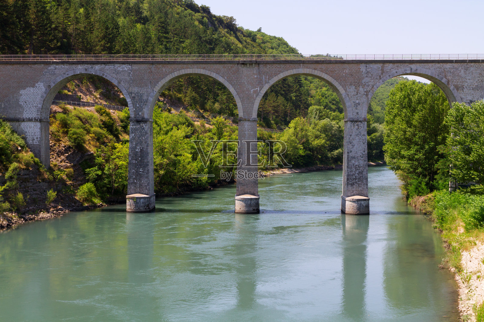 阿尔卑斯山上的桥和河照片摄影图片