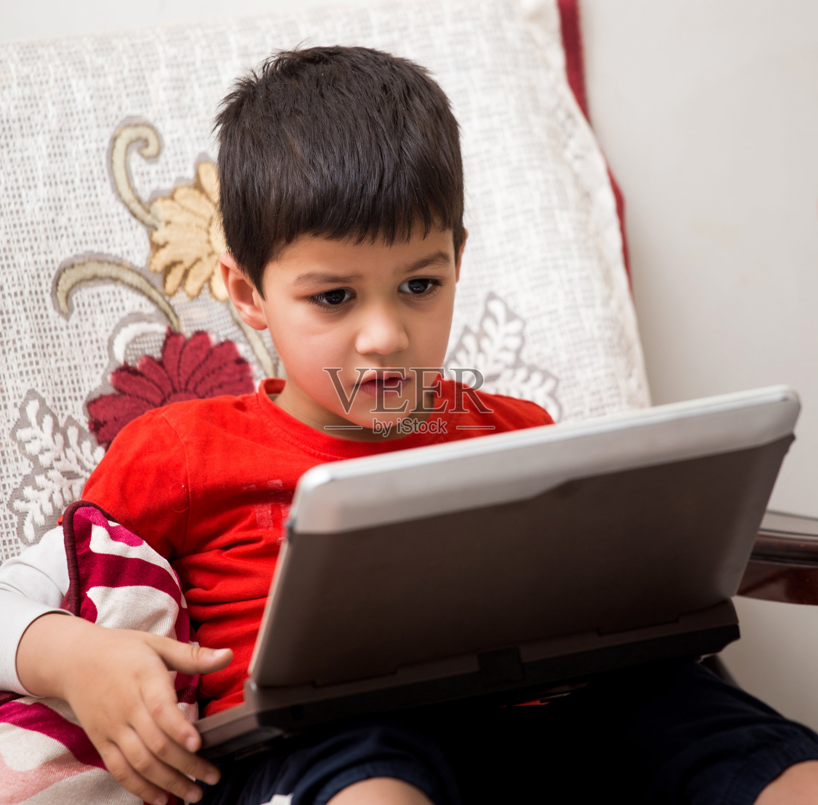 在笔记本电脑上玩耍和学习的印度儿童照片摄影图片