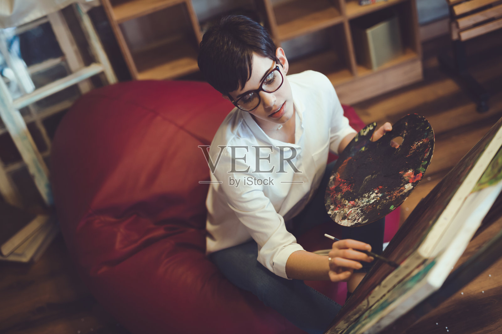 女画家用调色板和画笔作画照片摄影图片