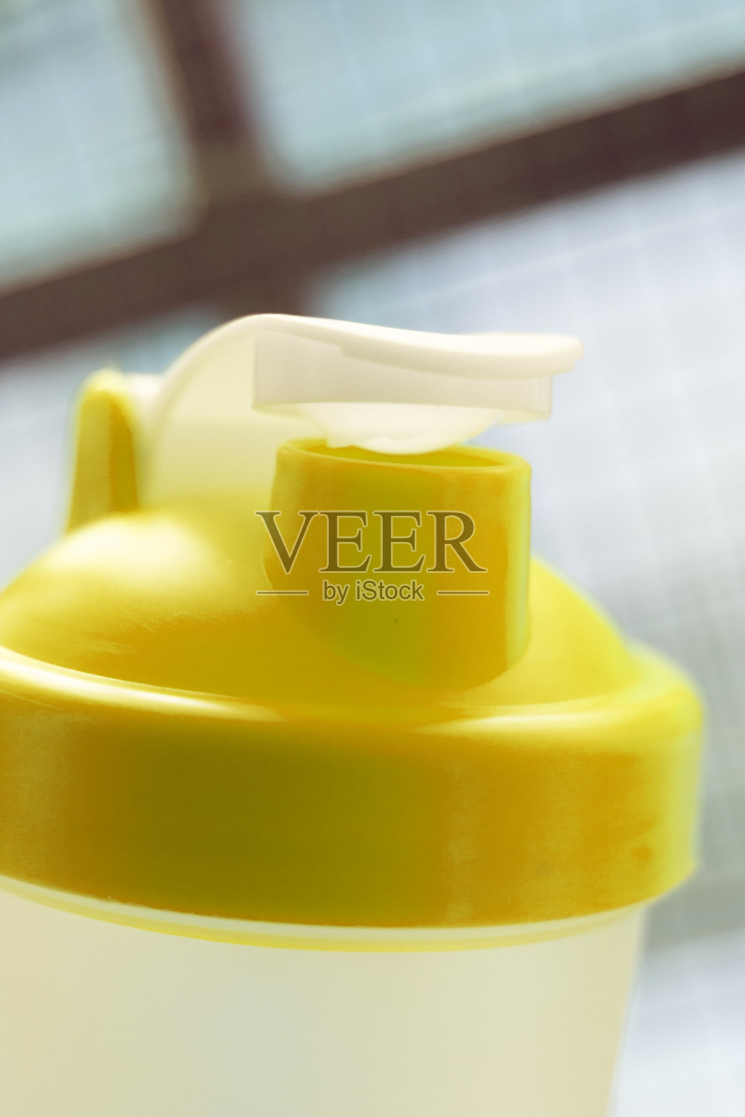 乳清蛋白摇瓶搅拌后饮料在健身房健身和健身照片摄影图片