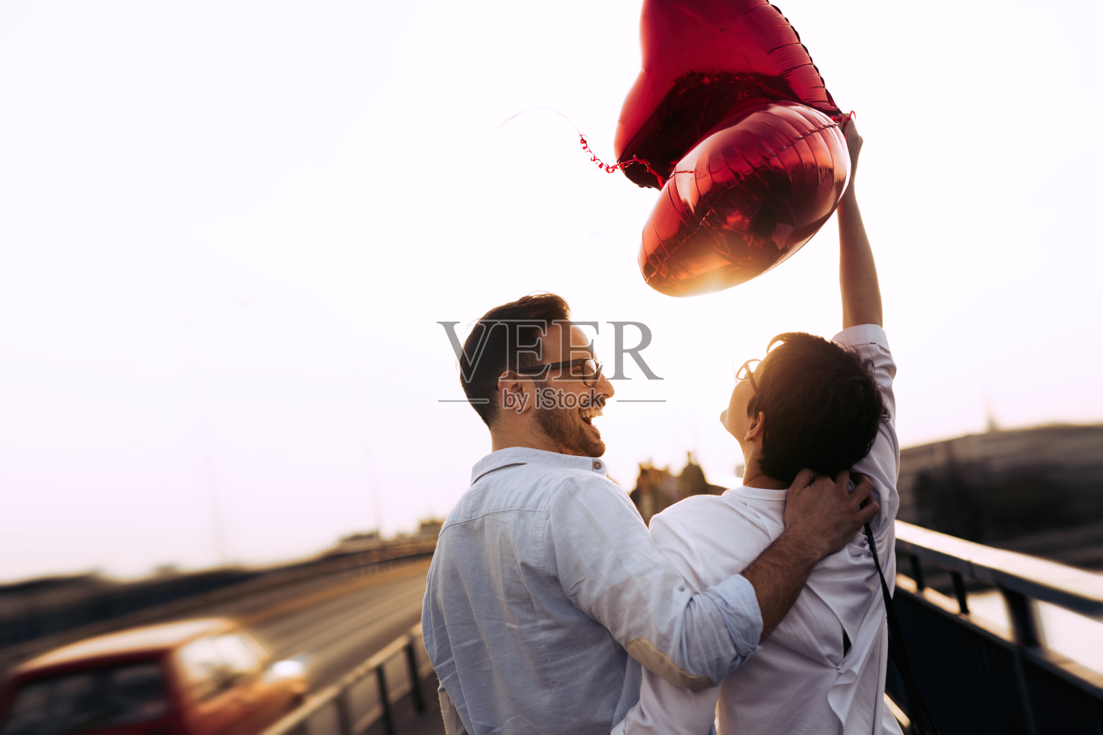 浪漫的情侣在日落户外约会照片摄影图片