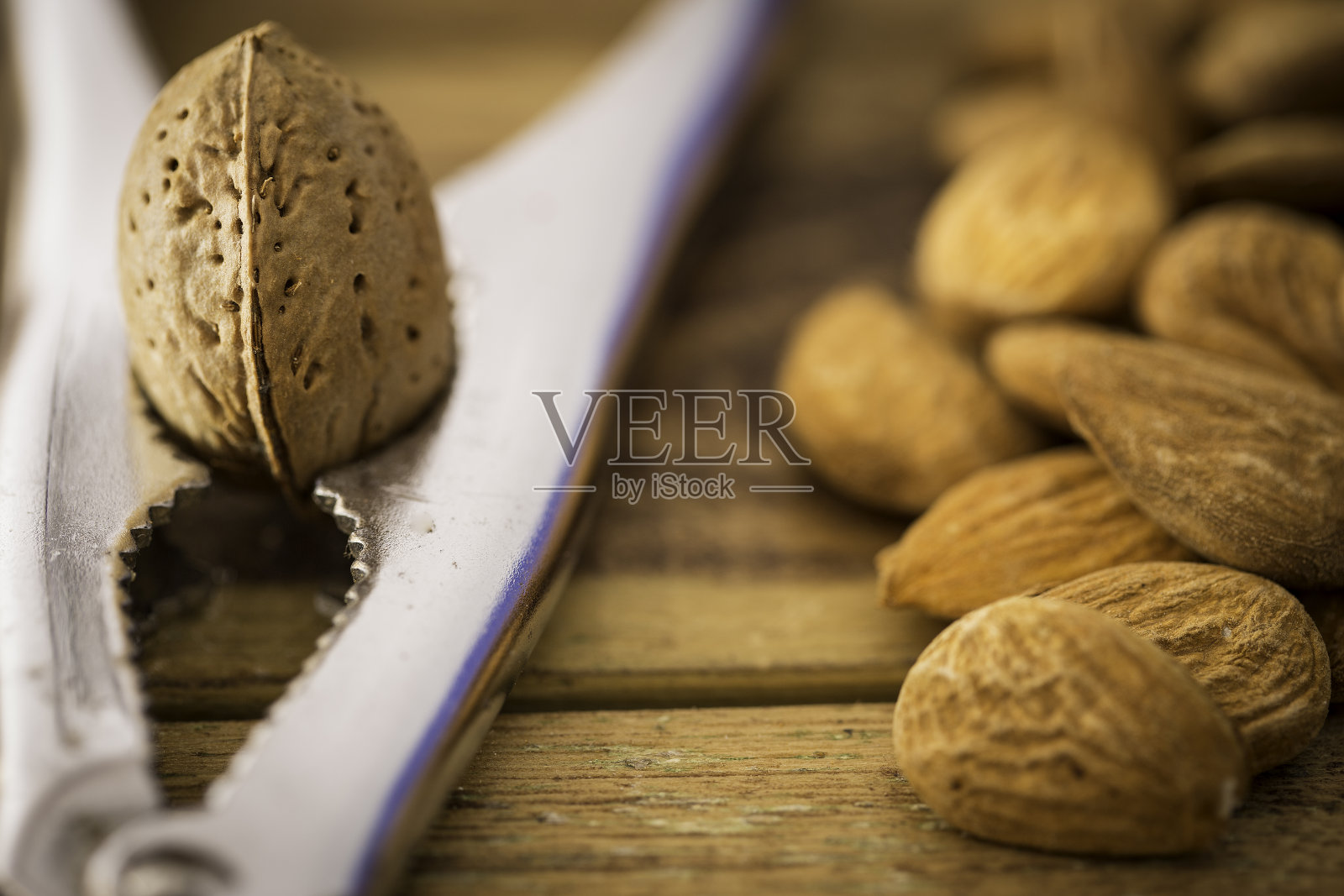 木桌上放着一组杏仁照片摄影图片