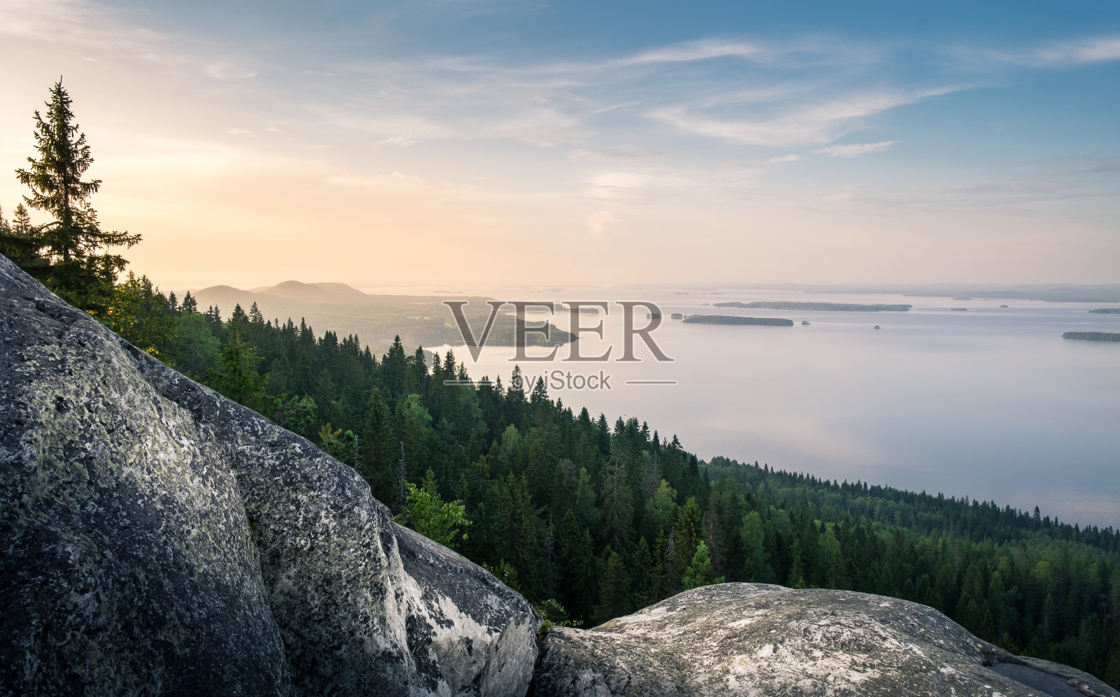 美丽的湖景和傍晚的日落在科利，国家公园。照片摄影图片