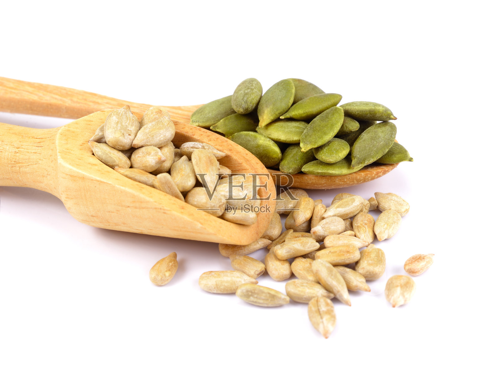 南瓜籽和葵花籽在木勺孤立在白色的背景照片摄影图片