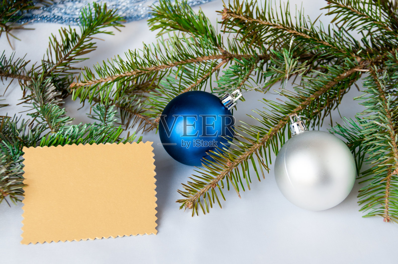 云杉枝上的蓝色银球，金色的明信片照片摄影图片