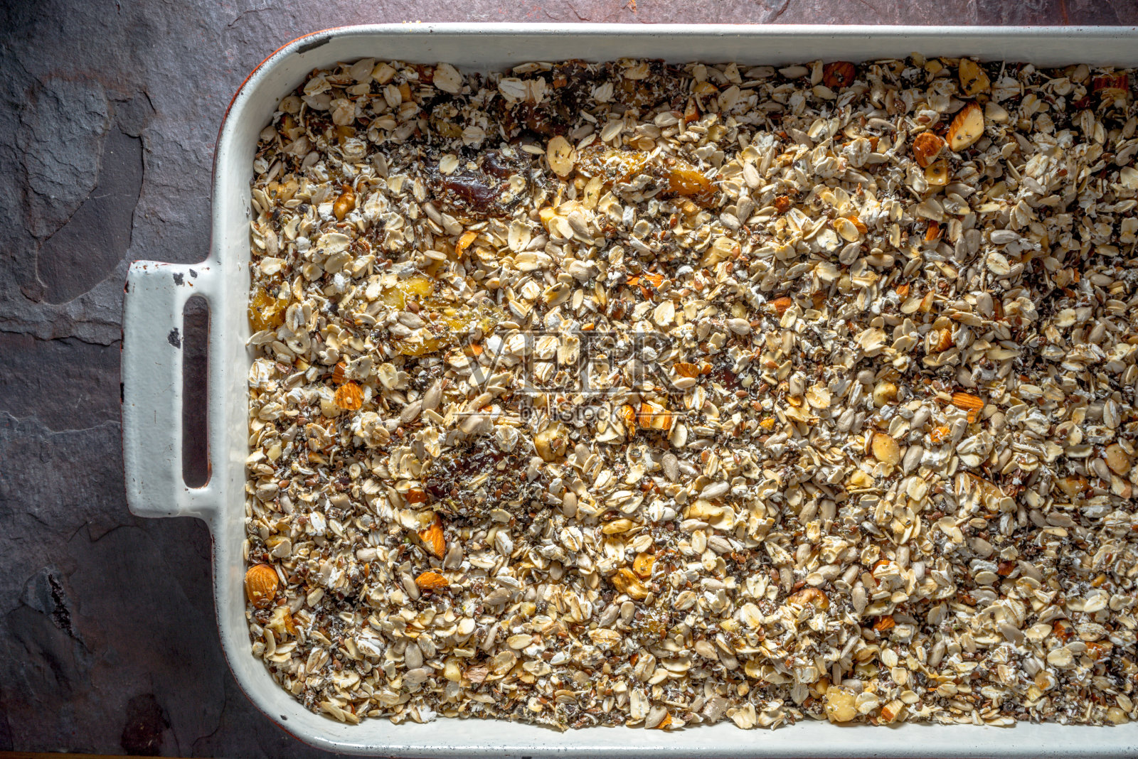 麦片混合在烤盘中特写照片摄影图片