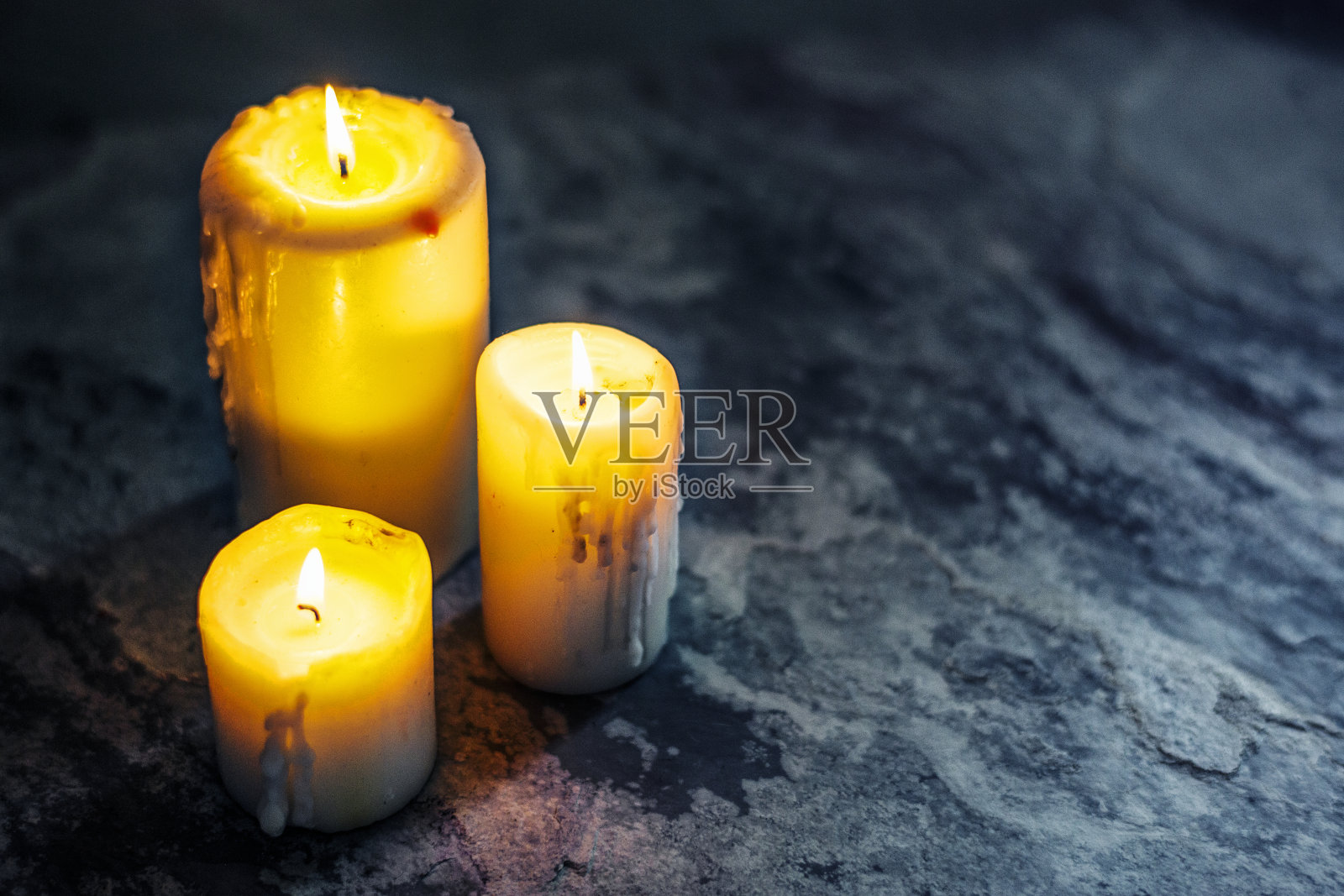 黑暗中点燃的蜡烛的特写照片摄影图片