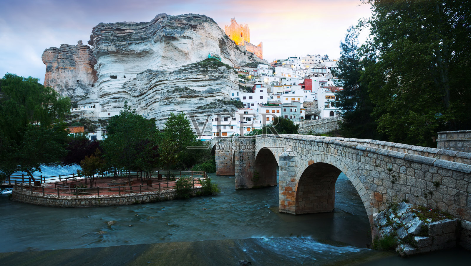 阿尔卡拉德尔胡卡尔与桥的观点。阿尔瓦塞特省省照片摄影图片