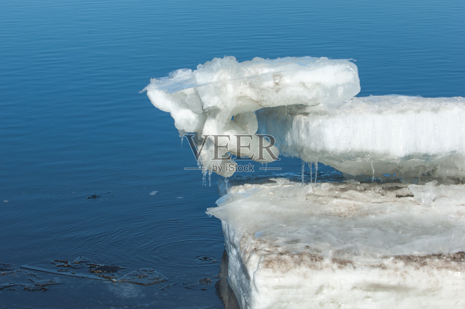 春水泛滥，河水冰冷，河面早春照片摄影图片