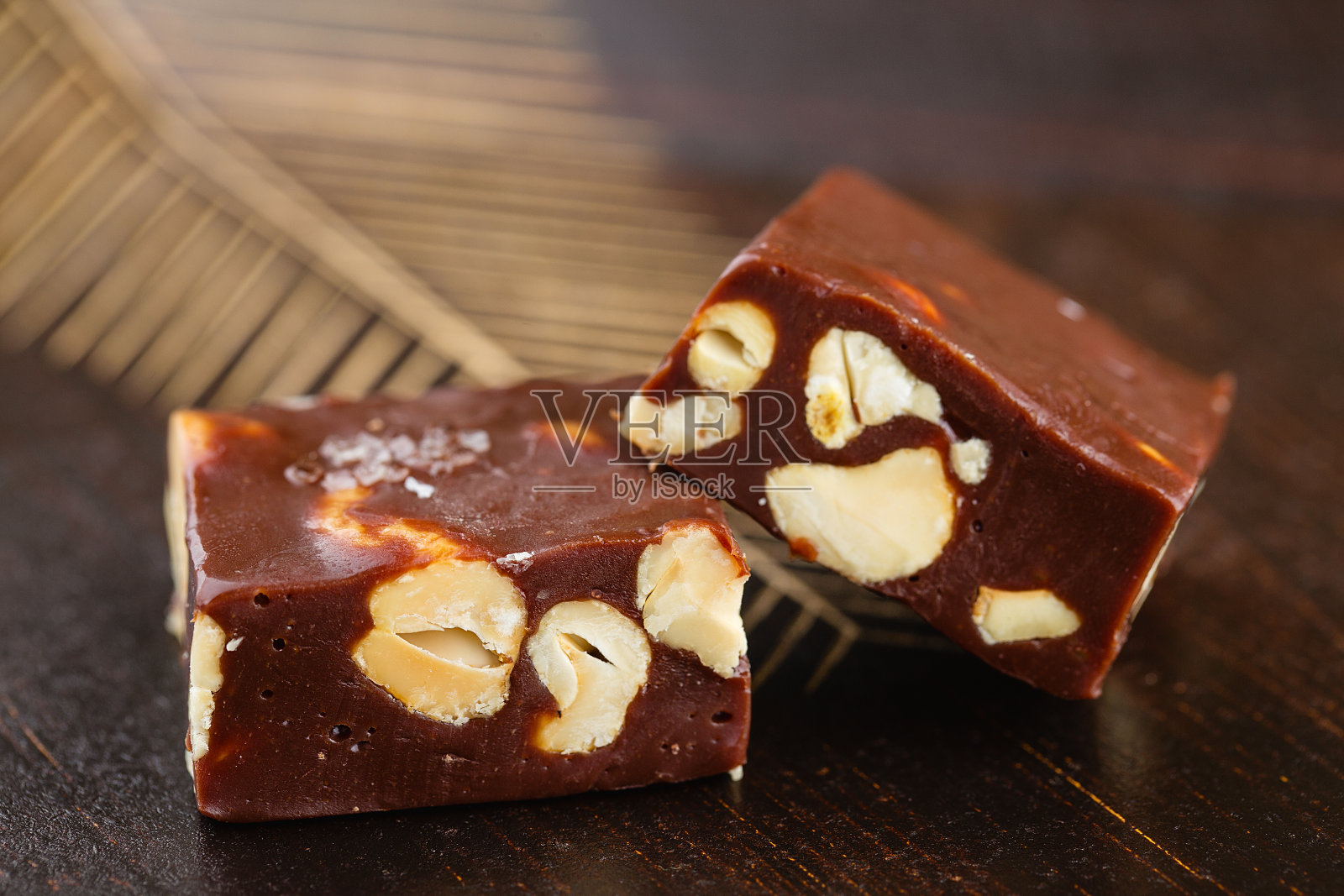 腰果巧克力软糖照片摄影图片