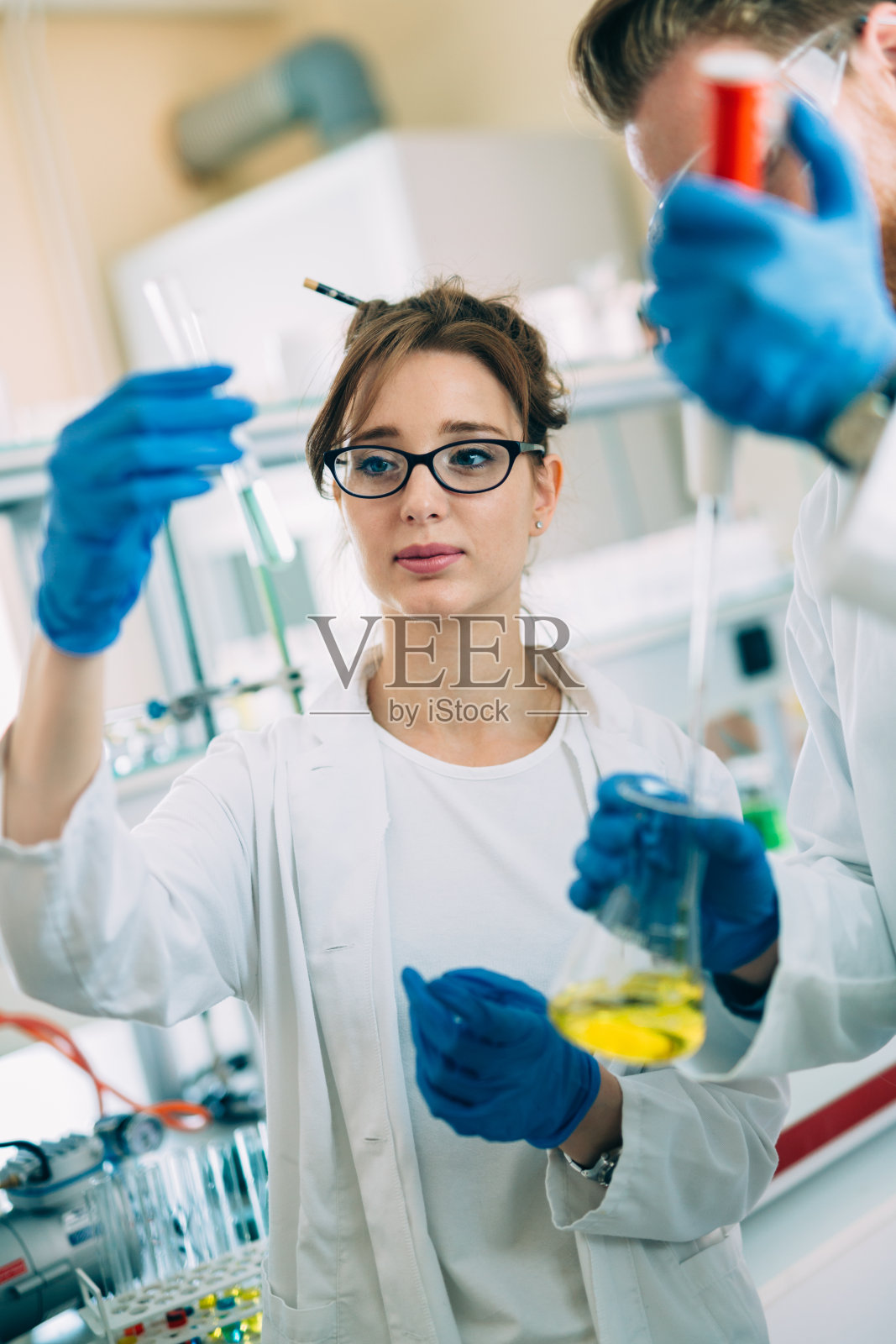 在实验室工作的化学女学生照片摄影图片