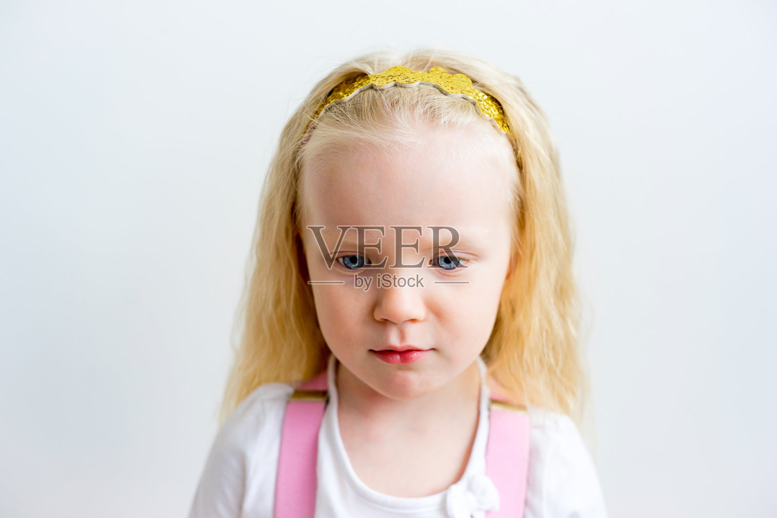 女孩表现出情绪照片摄影图片