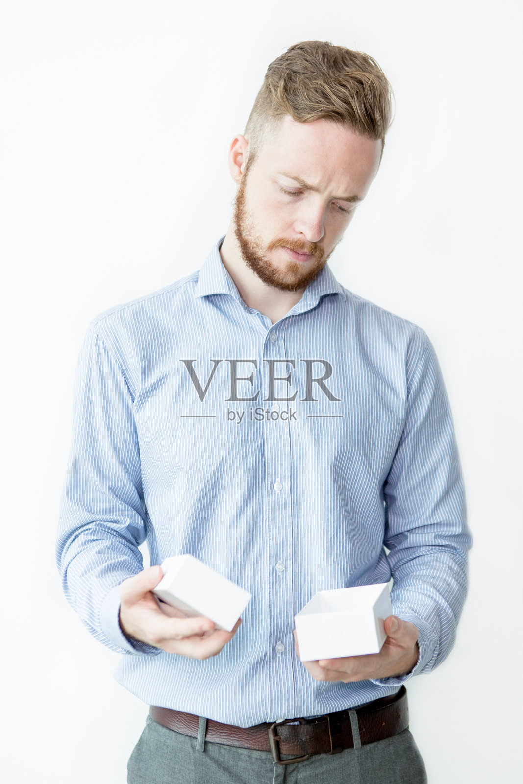 紧张的人持有小空盒子照片摄影图片