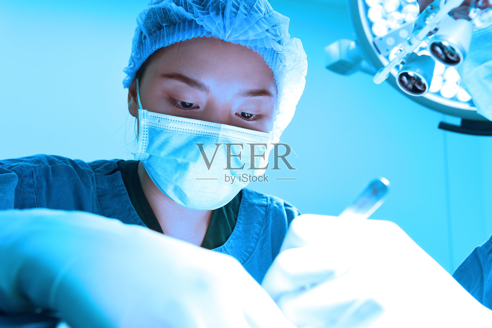 兽医外科医生在手术室照片摄影图片