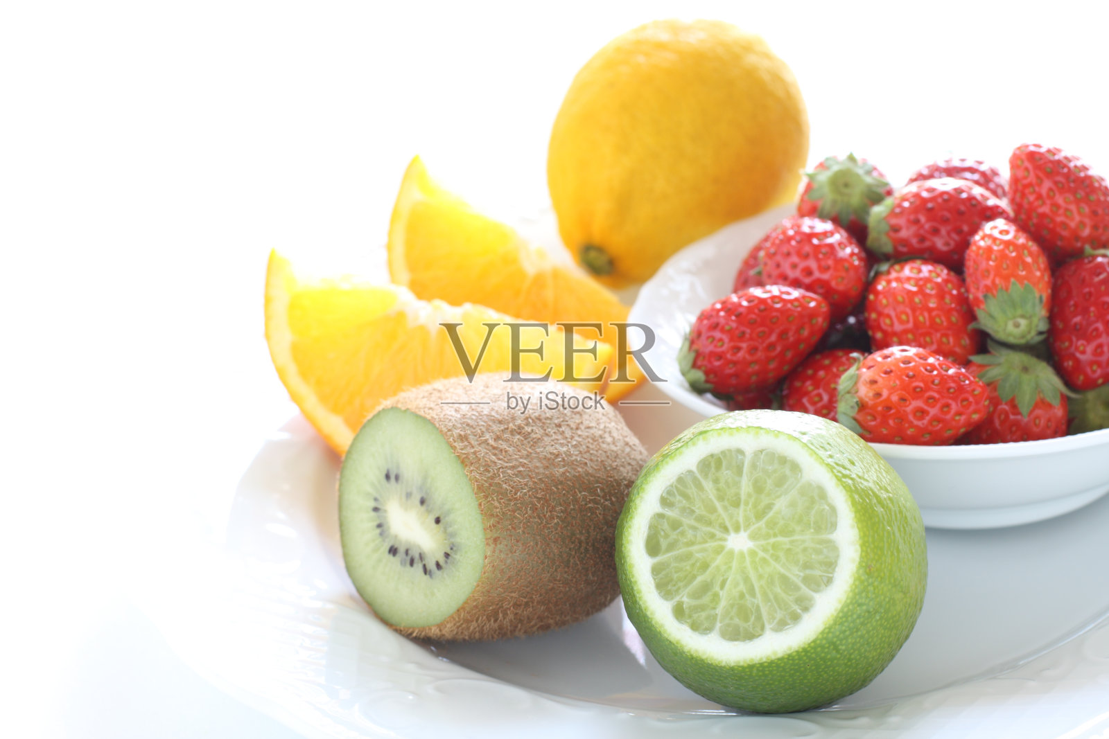 小草莓和什锦水果照片摄影图片