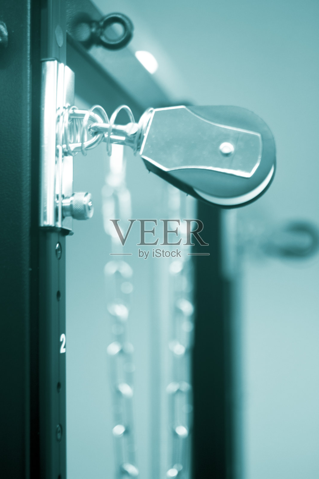 健身房瑜伽室的运动训练和柔韧性拉伸机照片摄影图片