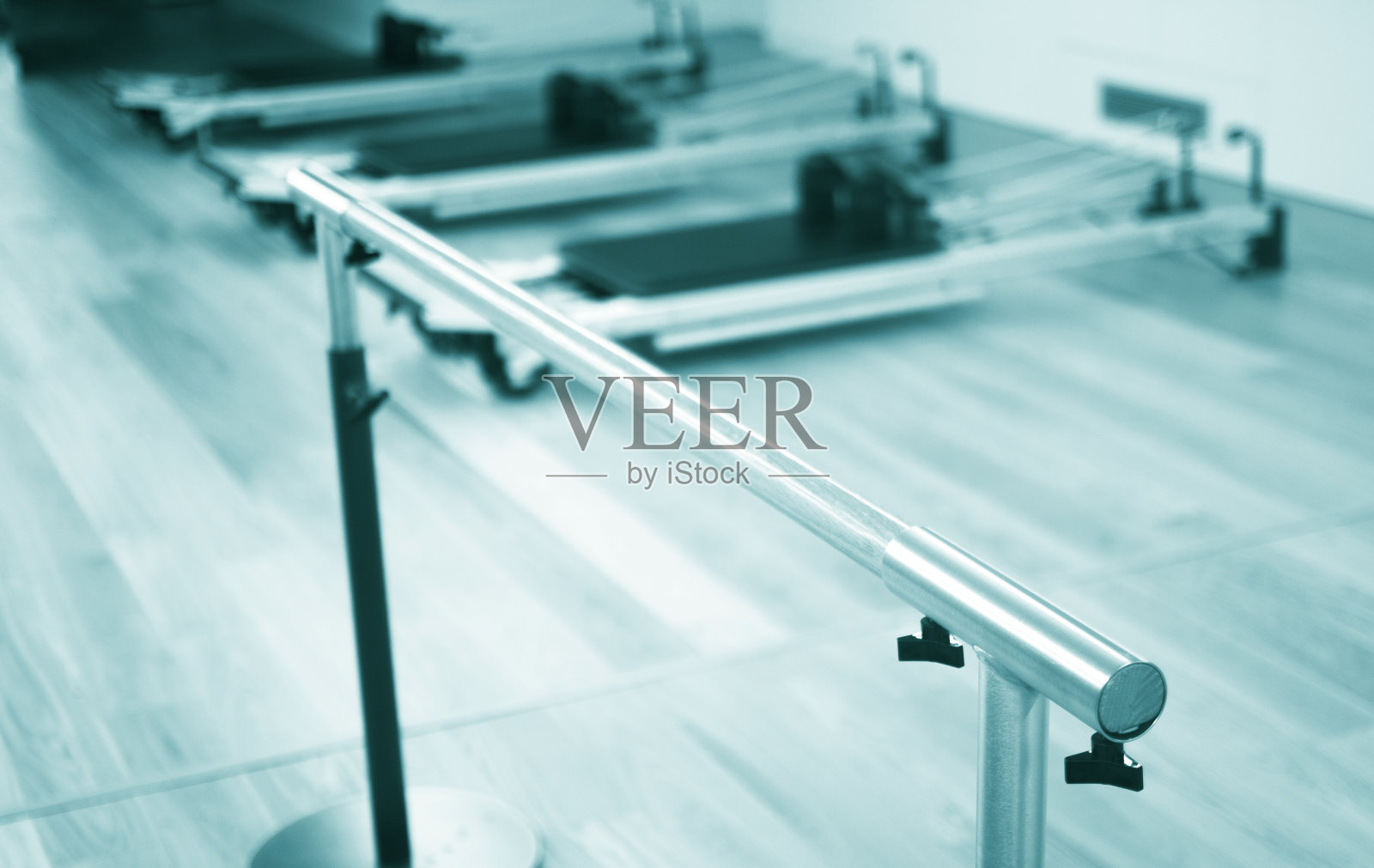 健身房瑜伽室的运动训练和柔韧性拉伸机照片摄影图片