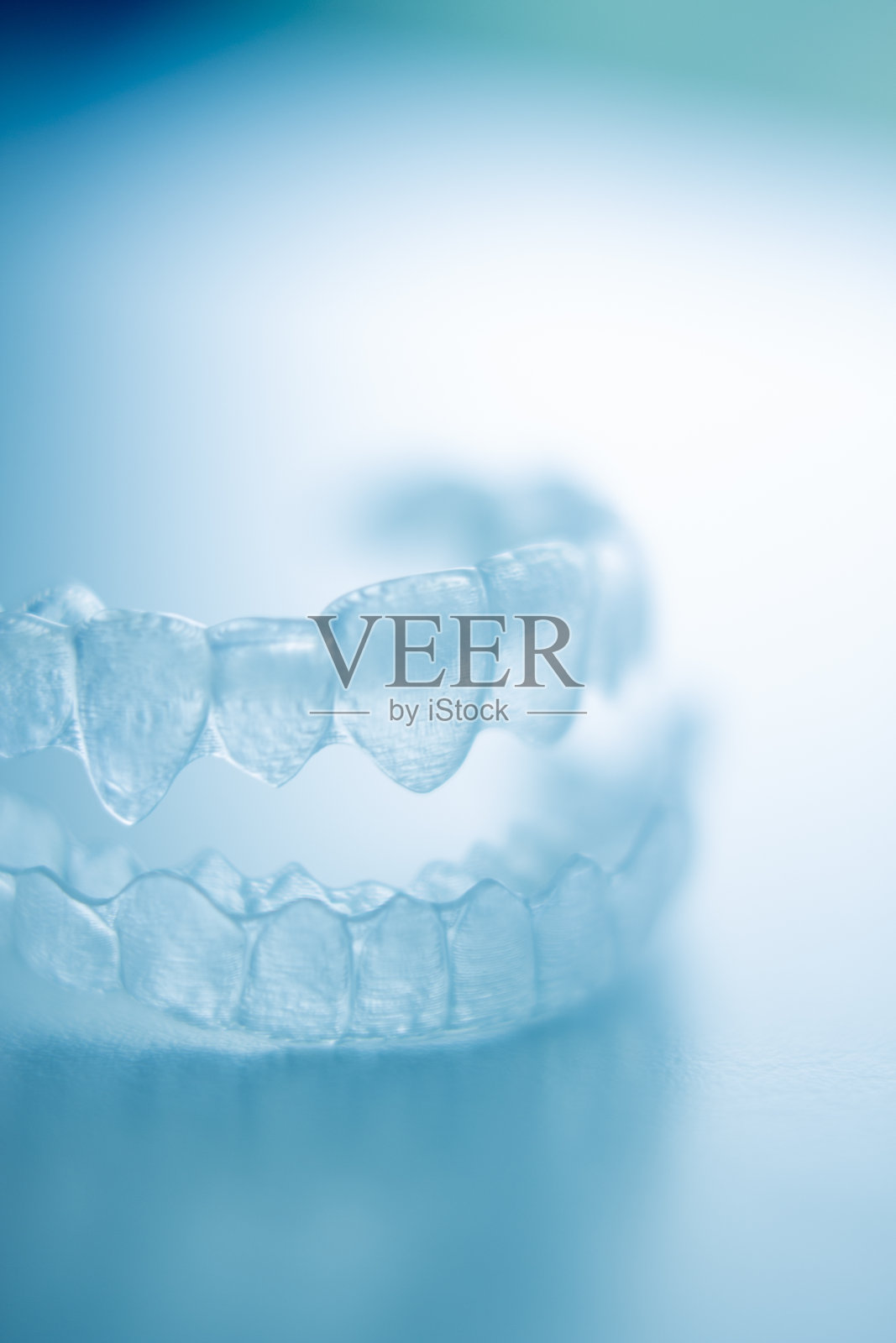 隐形牙托矫正器，用于现代正畸治疗，矫正牙齿照片摄影图片